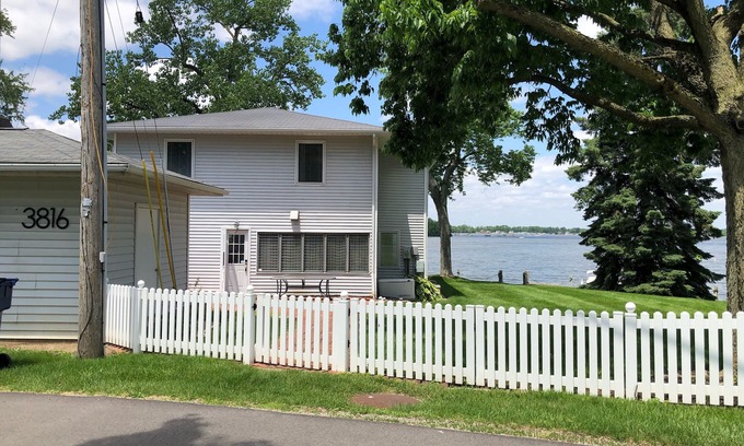 Millersport House | Family Waterfront Lakehouse with Large Side Yard and Picture Perfect Sunsets!