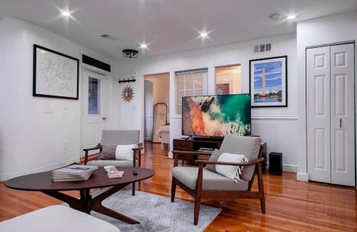 Truxton Circle House | Fancy 1-BR in Central Location Parking available
