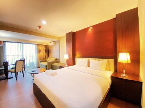Braga Apartment | Fancy and Nice Studio at El Royale Apartment By Travelio