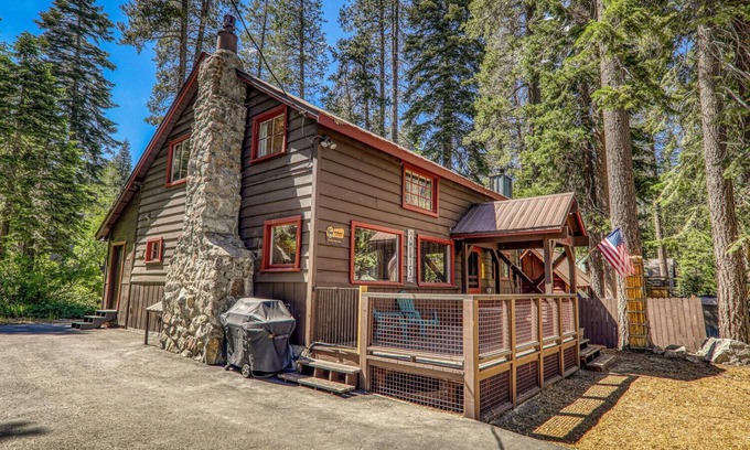 Donner Lake Woods Cabin | Fantastic 5-bedroom cabin just minutes walk to West End Beach, Donner Lake.