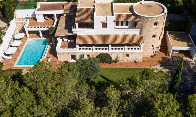 Can Furnet House | Fantastic Holiday Home with Sea View, Pool, Terrace