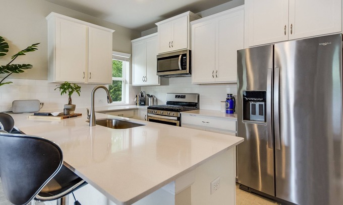 Crestview Apartment | Fantastic location! Pet Friendly! Walking distance to the train and restaurants