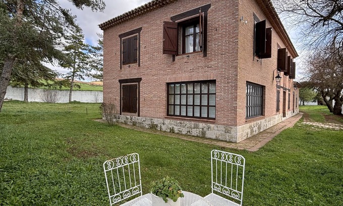 Villahoz House | Fantastic Rural House: 300m2, 7 double rooms (up to 18 guests), Garden1100m2
