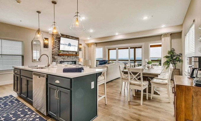 Table Rock Cabin | Fantastic Table Rock Lake Views-Free Daily Tickets-In/Indoor Cmty Pools-Near Silver Dollar City