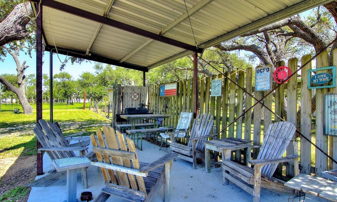 Aransas Pass House | Fantasy Oaks Lodge! 1 mile from the boat ramp! Pet Friendly! 1.36 Acres