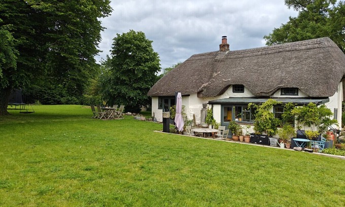 Alton Barnes House | Far End Cottage - Three Bedroom House, Sleeps 5