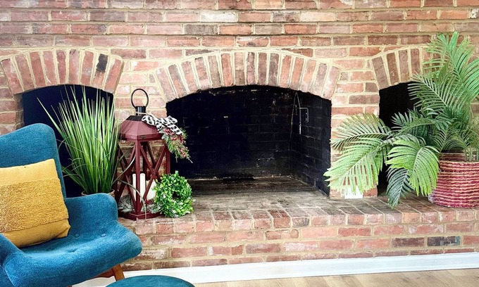 Great Bridge East Cottage | Farm Cottage: The Cutest Retreat – 3-Bedroom Chesapeake Cottage with WiFi & AC!