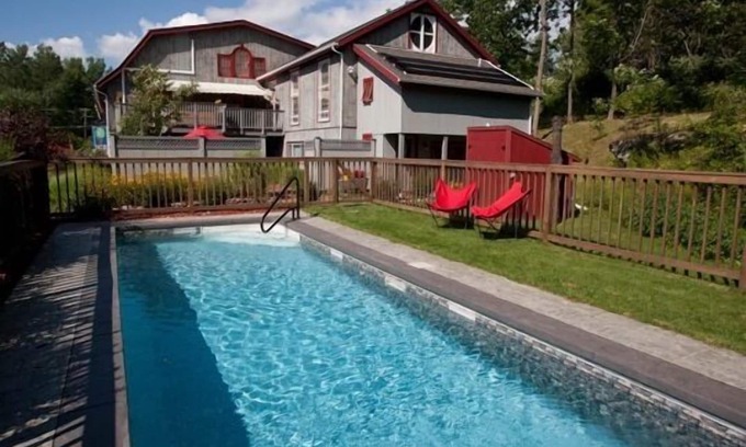 Pownal Apartment | FARM-TO-TABLE eating, good hot tub soak, S'mores around fire pit, seasonal POOL!
