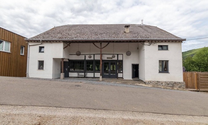Grand Coo House | Farmhouse by Lake Coo with Jacuzzi