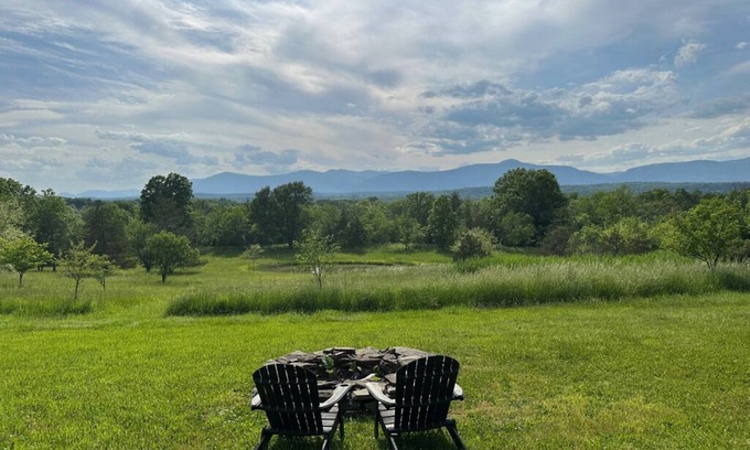 Germantown House | Farmhouse with undisturbed, magical views and european decoration