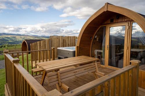 Aberfeldy Apartment | Farragon Luxury Glamping Pod with Hot Tub & Pet Friendly at Pitilie Pods