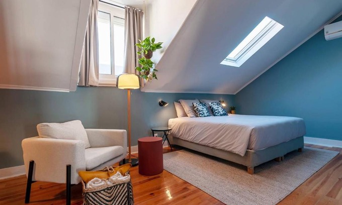 Santa Engracia Apartment | Fascinating 2 bedroom apartment with river view