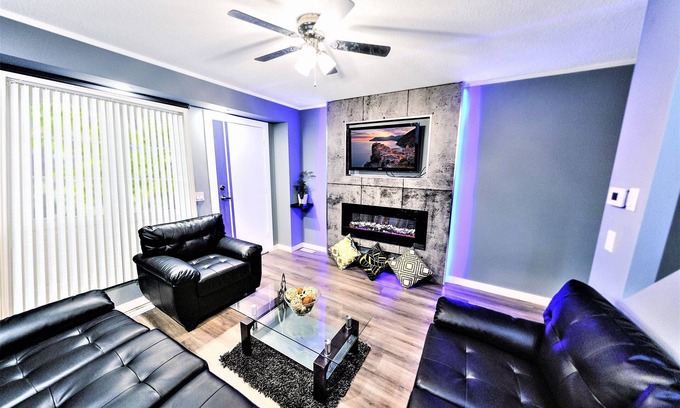 Winnipeg House | Fast CHECK-IN 3 Bedrooms & 3 Beds, Luxury House.