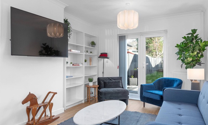 Severn Beach House | Fast Wi-Fi | Modern Amenities | IPTV | Alexa | Sleeps 8