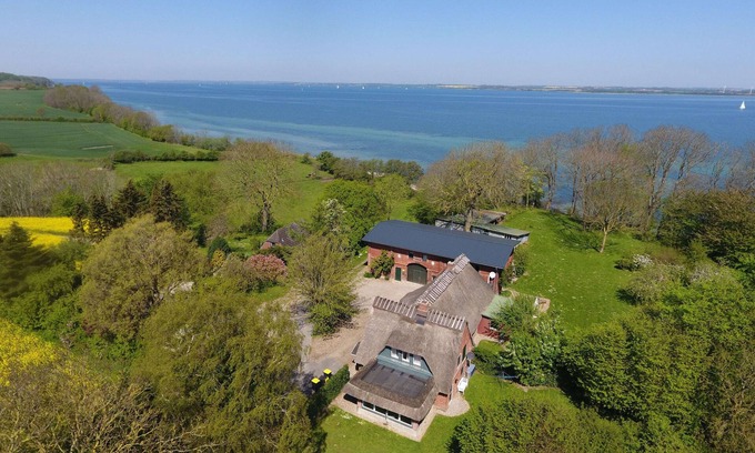Steinbergkirche Apartment | Favorite place by the sea - farmhouse on Mühlendamm with sea view garden, oven and