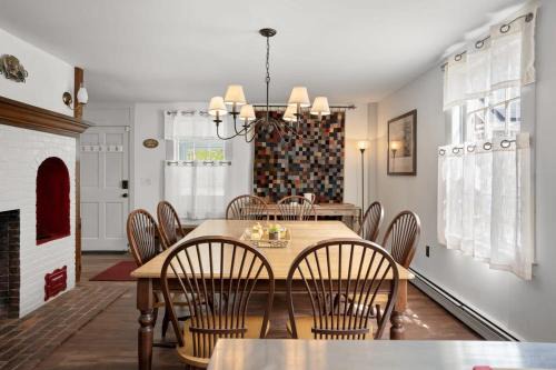 Epping Apartment | Federal on Exeter Circa 1805 Sleeps 8