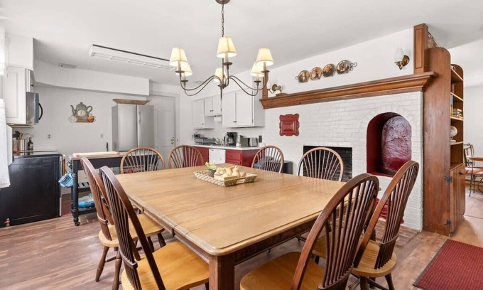 Epping Apartment | Federal on Exeter | Circa 1805 | UNH | A/C | Porch