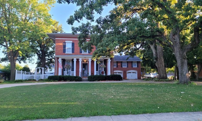 Dyersville House | Federalist style home close to down town minutes from the Field of Dreams!