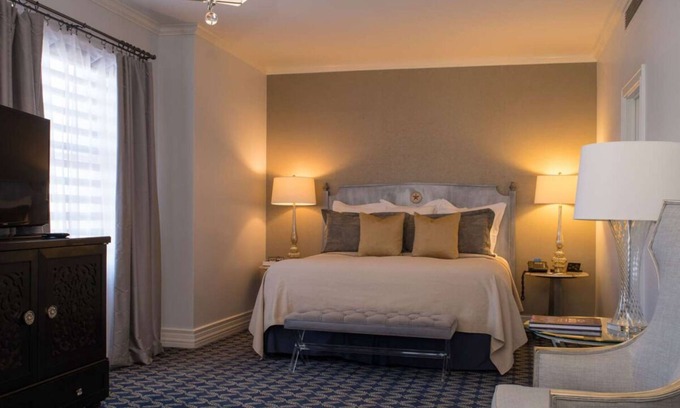 Downtown Austin Hotel | Feel Like A Royalty! Historic Suite with Modern Service! Indoor Pool Available!