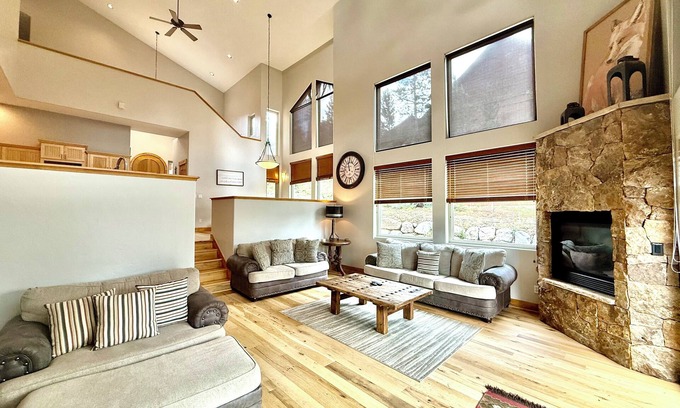 Woodmoor House | Feel on Top of the World at The Fox Den Retreat! Private Hot Tub and Views!