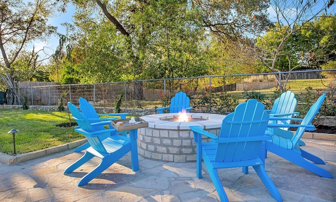 Fredericksburg House | Felsenhaus 2/2 | King Beds | Gas Outdoor Firepit | Hot Tub