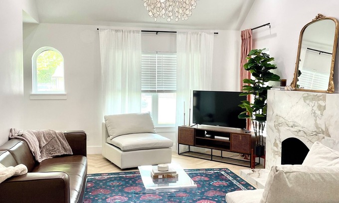 Fort Worth House | Females Only! Modern Private Bed & Bath 5 min from Downtown Fort Worth