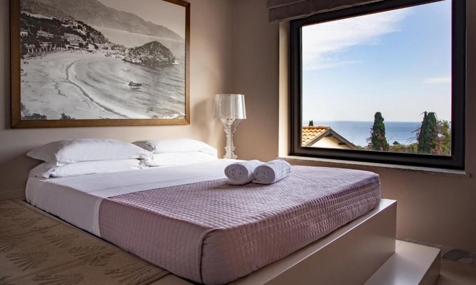 Mazzaro Apartment | Fenetre sur le blue