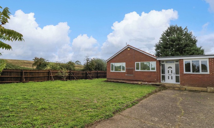 Southam Cottage | FENNY MARINA COTTAGE, pet friendly, with a garden in Fenny Compton