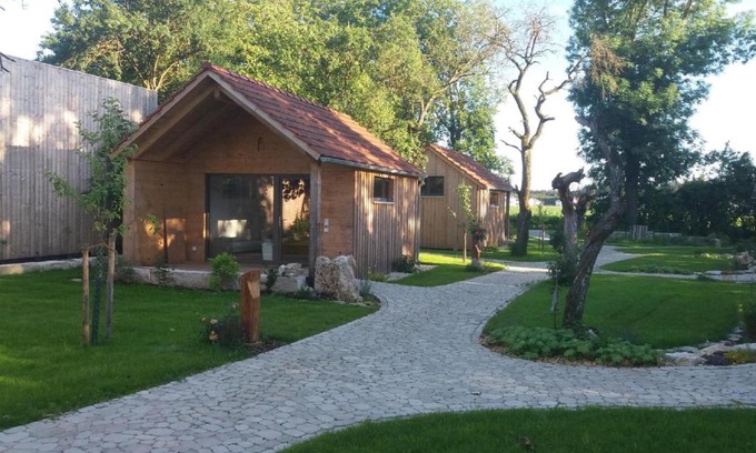 Burgsalach Hotel | Feriengarten mit Schlafhäusern