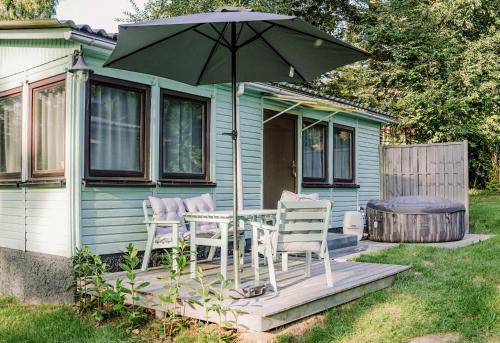 Luetow House | Ferienhäuser Insel Usedom Waldhaus 3 mit Whirlpool - Direkt am Achterwasser