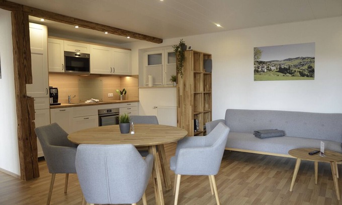 Todtnauberg Apartment | Ferienwohnung Bergnescht 2 Typ B, 50qm, ein Schlafzimmer, ein Wohn-/Schlafzimmer, Küche und Kachelofen