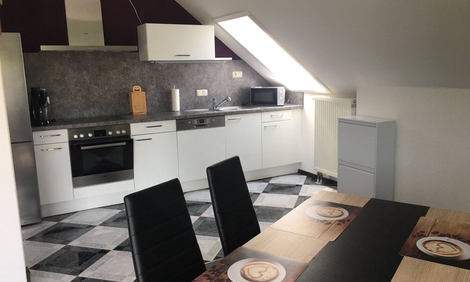 Gambach Apartment | Ferienwohnung mit Balkon am Waldrand