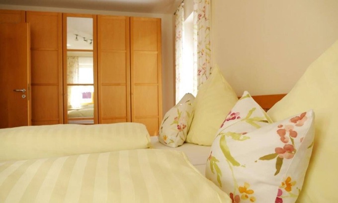 Absberg Apartment | Ferienwohnung mit möblierter Holzterrasse und separatem Kinderzimmer
