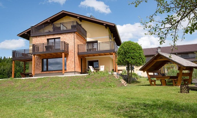 Weyregg am Attersee Bed & Breakfast | Ferienwohnungen Schöbringer