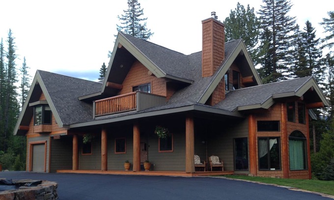 East Kootenay Ski Chalet | Ferniehouse - Ski in Chalet, Luxurious, Large decks, 80 Jet Hot-tub,