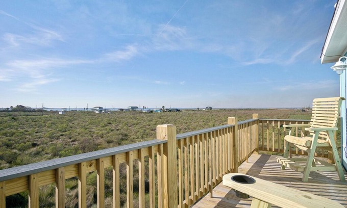 Gilchrist House | Fetching, cozy home. Sleeps 4! Pet & kid friendly!