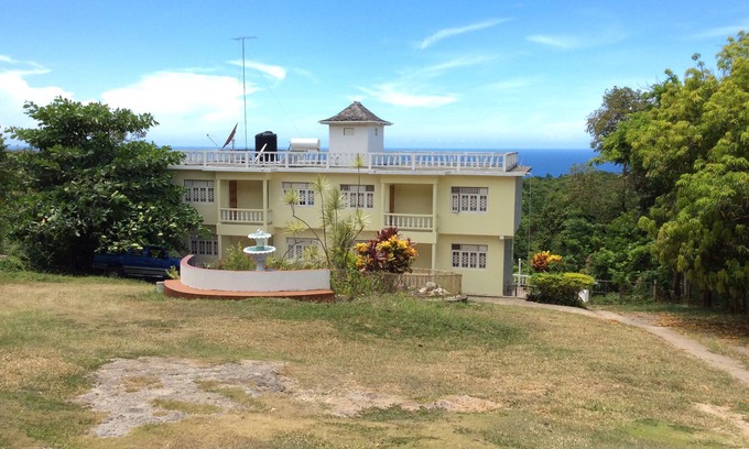 Discovery Bay Apartment | Few minutes drive from the beach