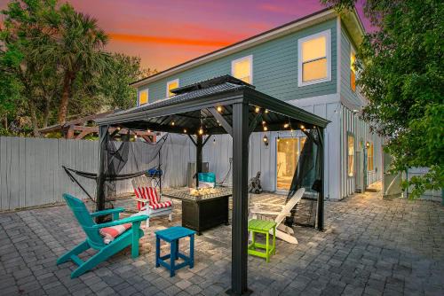 Jacksonville Beach Villa | Few steps to Ocean-4 Beach Cruisers & Free parking & Private backyard