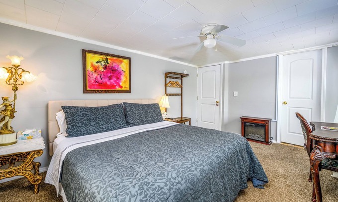 Maplecrest Bed & Breakfast | Fiddler On The Roof Room Room with mountain views, a King-Size bed, en suite bathroom, and FREE breakfast. It sleeps 2.