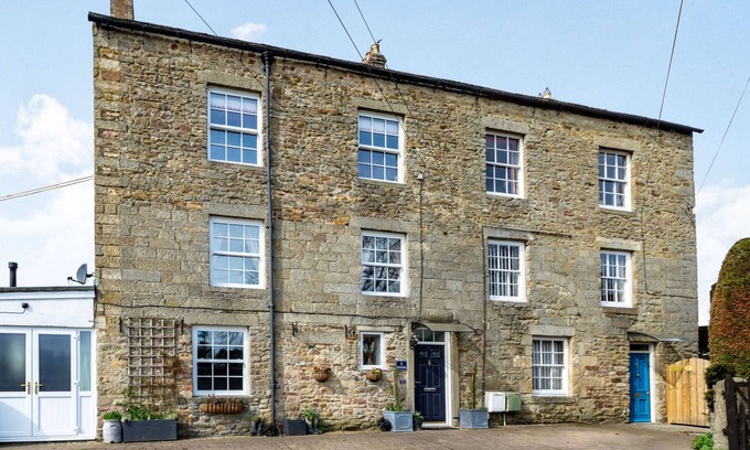 Barnard Castle Cottage | FIELD VIEW APARTMENT, pet friendly, with open fire in Barnard Castle