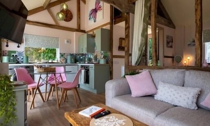 Hereford Cottage | Field View Cottage, hot tub, pet friendly, great views, cosy, relaxing