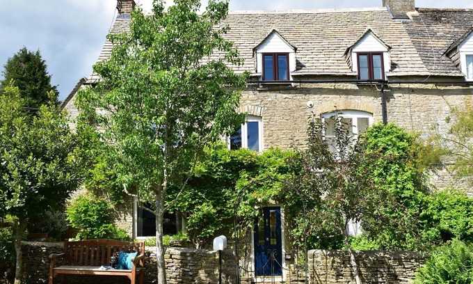 Laverton House | Field View - sleeps 5 guests in 3 bedrooms