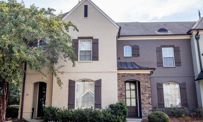 Oxford House | Fieldhouse at Fleur de Lis