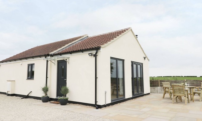 Muston Cottage | FIELDSIDE, pet friendly, with open fire in Hunmanby