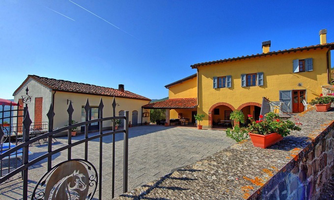 Montebonello Villa | Fienile - Apartment with pool