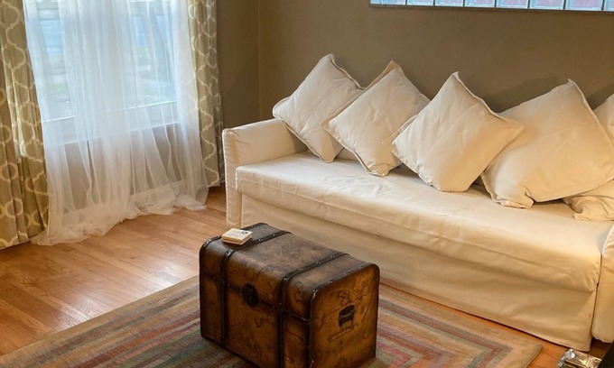 St. Louis Hills House | FIFTIES CLASSIC: cozy, convenient, comfortable