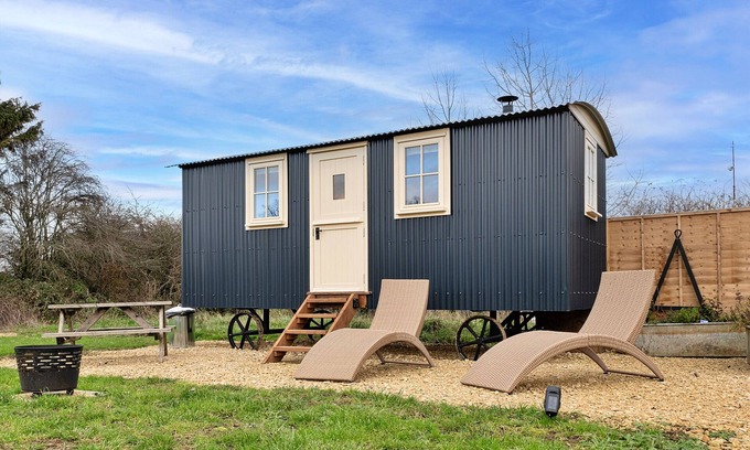 Brackley Ski Chalet | Finest Retreats - The Flower Hut