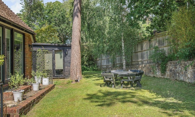 Crowborough Apartment | Fir Tree Apartment - UK49993