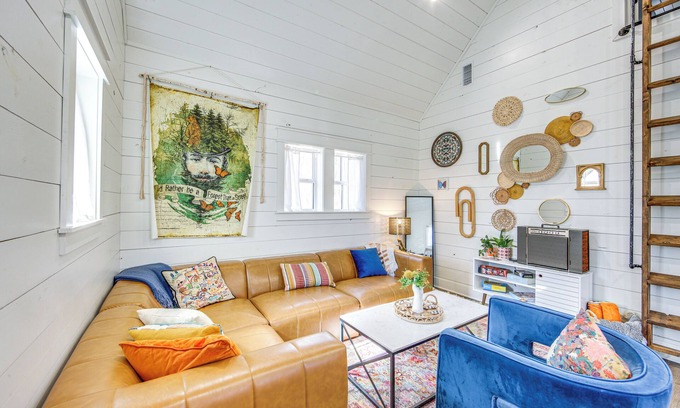 Rusk Cabin | Fire Pit, Deck & Grill: Charming Rusk Cabin!