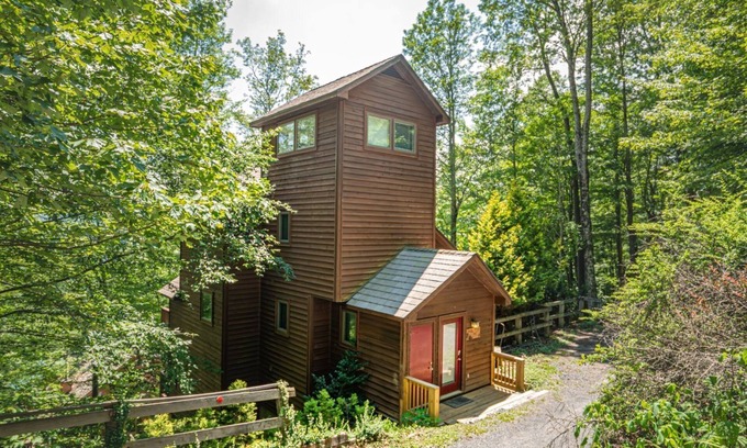 Davis House | Firefly Chalet - 119 Hikers Challenge RoadnnFirefly Chalet - Hot Tub, Dog Friendly, Wood Burning Fireplace